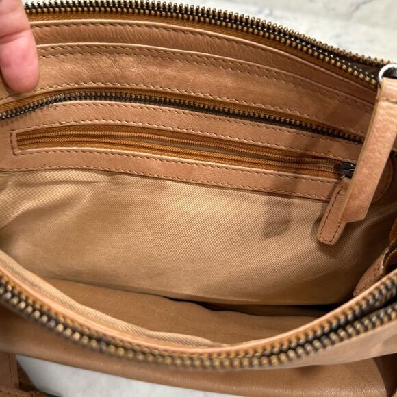 Elegant Tan Leather crossbody Shoulder Bag - Picture 5 of 9